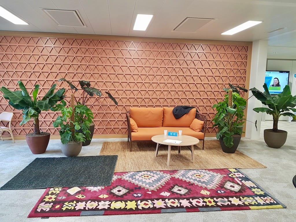 exemple de bureau design avec espace détente et plantes vertes dans une entreprise